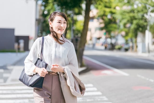 歩く熟年女性